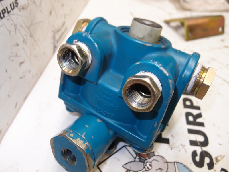 BENDIX RELAY VALVE R-14 10301